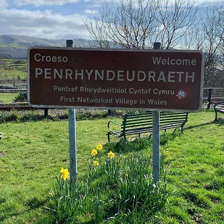 Snowdonia Rock Cottage - Cosy And Pet Friendly Penrhyndeudreath Buitenkant foto